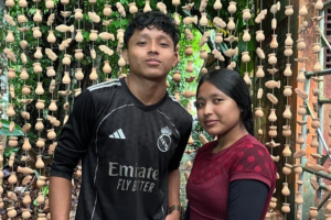 Os dois fizeram parte da primeira turma dedicada a jovens indígenas Warao no programa de capacitação. Créditos - ACNUR/Guilherme Bofill