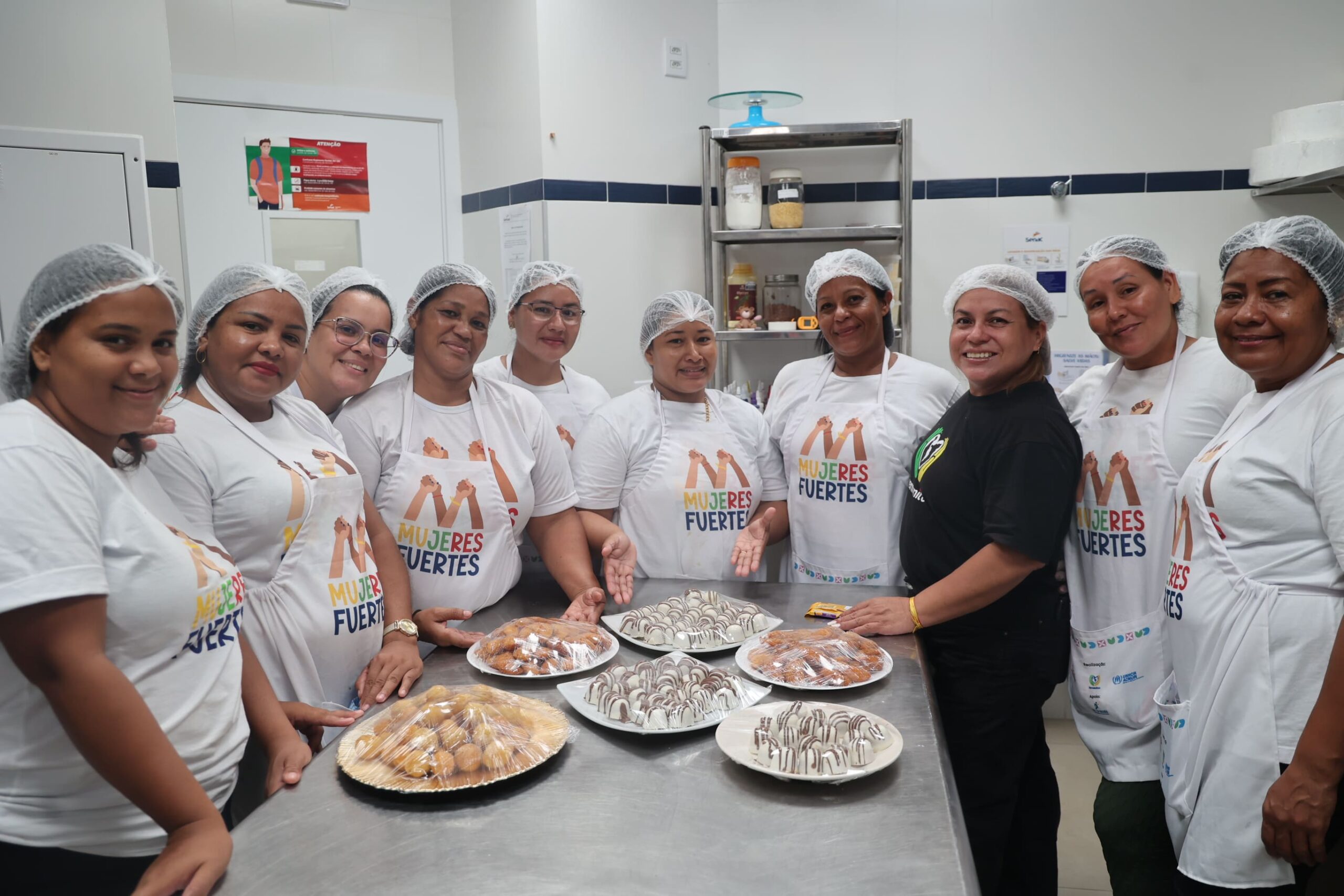 Participantes do "Mujeres Fuertes" em atividade prática gastronômica